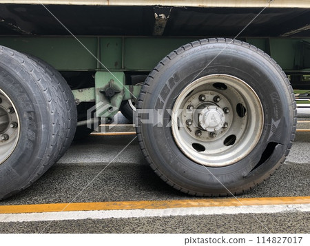 拖車輪胎爆裂(漏氣) 拖車輪胎爆裂(漏氣) 114827017
