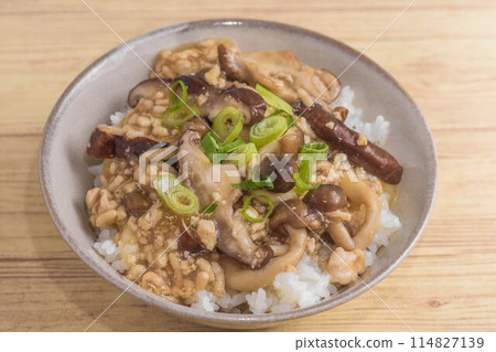 蘑菇豆沙蓋飯 蘑菇豆沙蓋飯 114827139