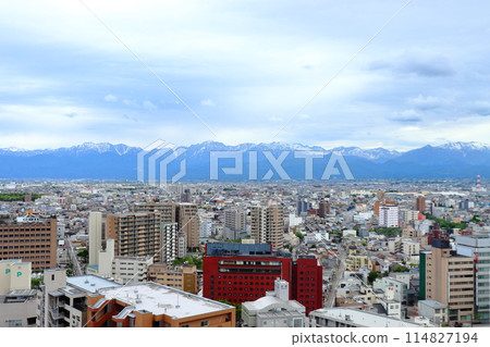 View of the Toyama Plain and the Tateyama mountain range from the Toyama City Hall observation deck 114827194