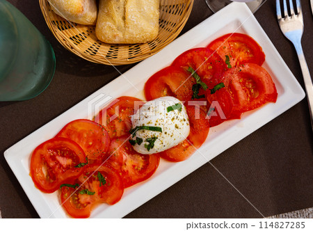 Italian Caprese salad 114827285