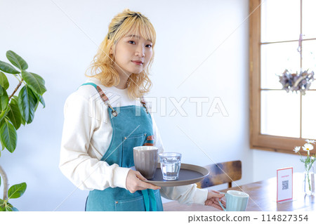 在餐廳工作的年輕女子 114827354