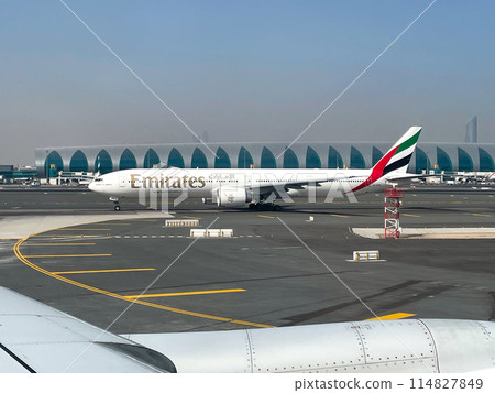 阿聯酋航空 B777 飛機準備在杜拜機場起飛 阿聯酋航空 B777 飛機準備在杜拜機場起飛 114827849