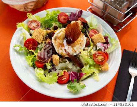 Salad with goat cheese 114828161