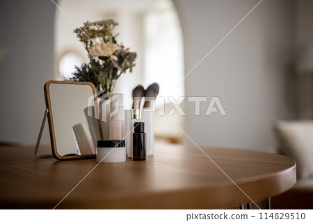 擺滿化妝品的桌子 114829510