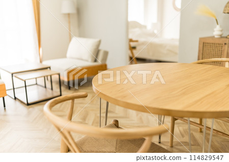 Living with a round table Living with a round table 114829547