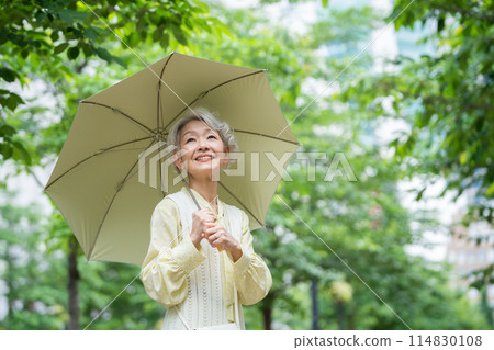 Senior woman sunblind 114830108