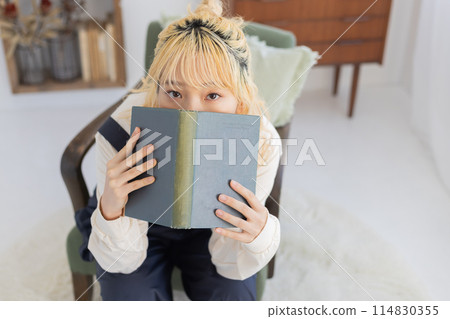 年輕女子在客廳讀書 114830355