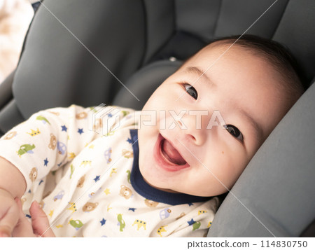 嬰兒車裡微笑的可愛寶寶 嬰兒車裡微笑的可愛寶寶 114830750