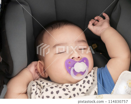 寶寶在添加了奶嘴的嬰兒車裡睡得很香 114830757