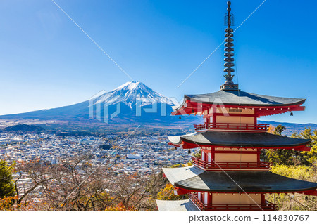 Chureito Red Pagoda is a five-story pagoda with a beautiful backdrop of Mount Fuji, a popular and famous place considered a symbol of Japan. 114830767