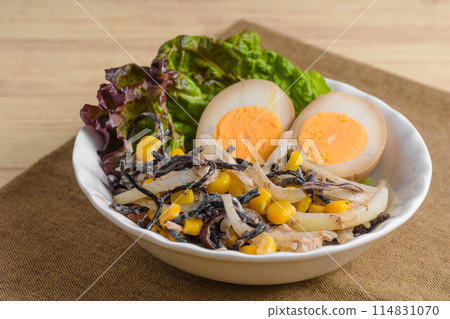 新鮮洋蔥和羊棲菜沙拉 新鮮洋蔥和羊棲菜沙拉 114831070