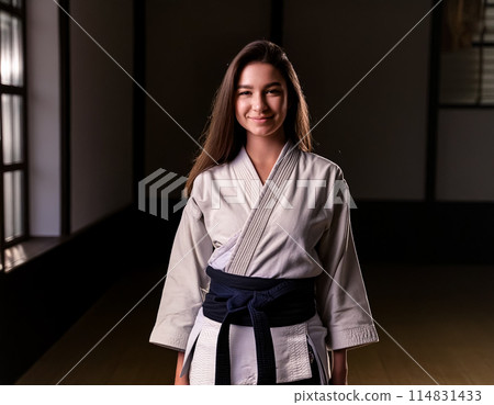 一個穿著漂亮和服的女人 114831433