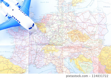 一架客機飛越歐洲的旅行影像 114831722