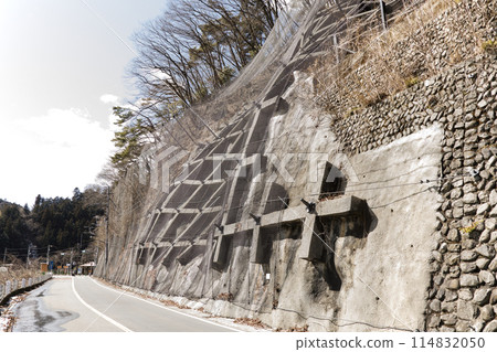 Measures to prevent landslides on mountain roads Measures to prevent landslides on mountain roads 114832050