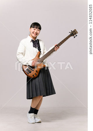 彈貝斯的高中女生 114832085