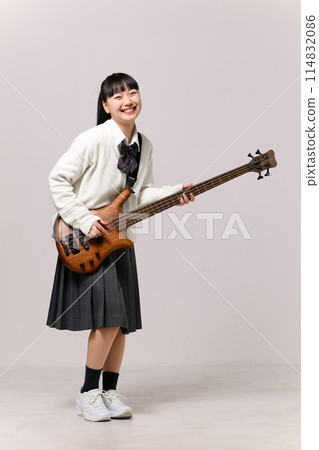 彈貝斯的高中女生 114832086