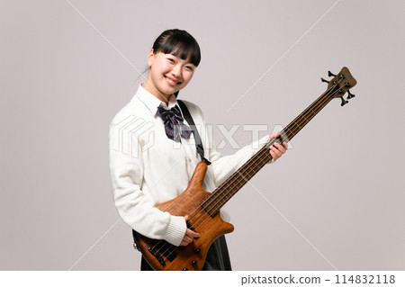 彈貝斯的高中女生 114832118