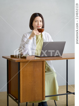 年輕女子在房間裡操作電腦 114832119