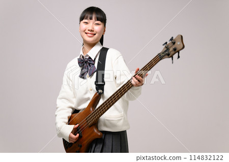 彈貝斯的高中女生 114832122