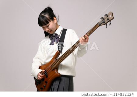 彈貝斯的高中女生 114832124