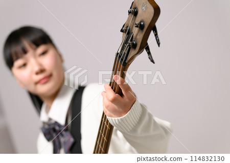 彈貝斯的高中女生 114832130