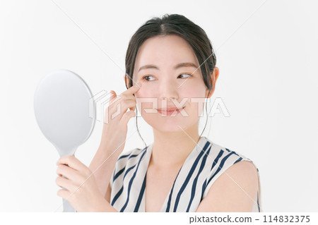 Beauty portrait of a woman in her 20s Beauty portrait of a woman in her 20s 114832375