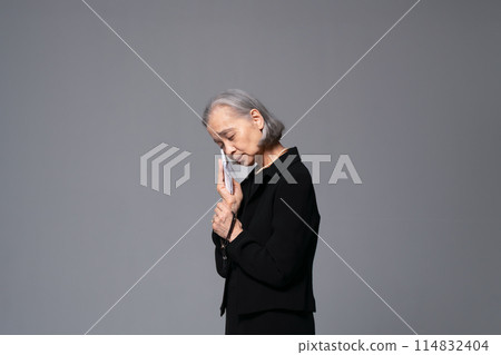 Senior woman in mourning clothes Senior woman in mourning clothes 114832404