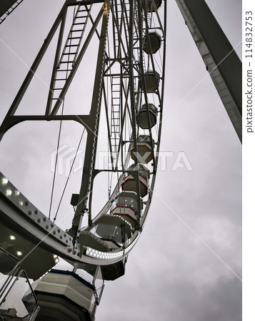 russian wheel attraction 114832753
