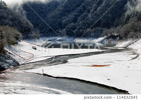 Snowy morning in Okutama Snowy morning in Okutama 114832845