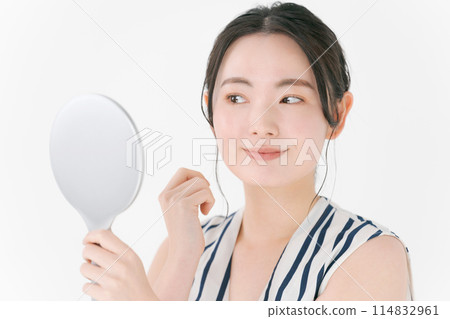 一名20多歲的女性拿著手鏡 114832961