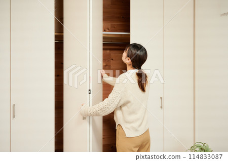 打開壁櫥的女人 114833087
