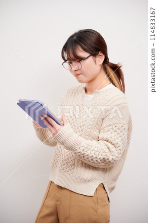 A woman who operates a tablet 114833167