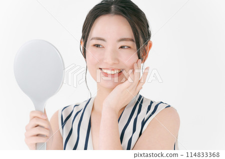 Beauty portrait of a woman in her 20s Beauty portrait of a woman in her 20s 114833368