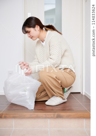倒垃圾的女人,入口 倒垃圾的女人,入口 114833624
