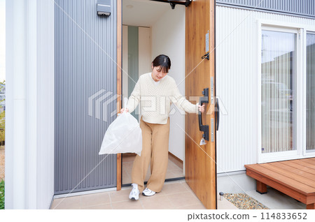 倒垃圾的女人,入口 倒垃圾的女人,入口 114833652