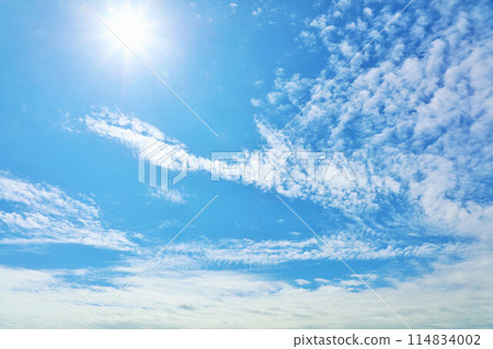 Autumn blue sky, clouds and sun 114834002