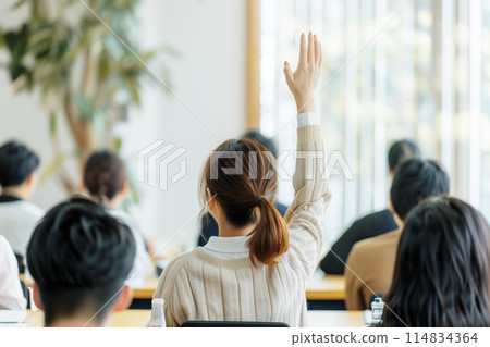 學生舉手 114834364