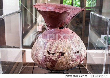 Terracotta vase in a glass display case at the Ban Non Wat civilization site, more than 4,000 years old, Bronze Age 2, Non Sung District, Nakhon Ratchasima, Thailand. Terracotta vase in a glass display case at the Ban Non Wat civilization site, more than 4,000 years old, Bronze Age 2, Non Sung District, Nakhon Ratchasima, Thailand. 114834516