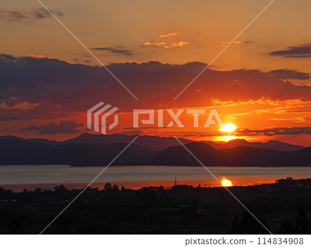 豬苗代湖對岸的夕陽西下。太陽就像被雲層擠成了兩半，橙色的天空和湖面，令人印象深刻，美麗極了。 114834908