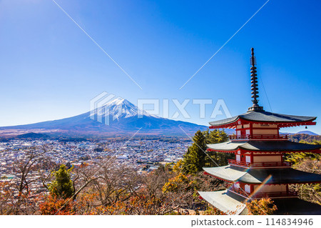 Chureito Red Pagoda is a five-story pagoda with a beautiful backdrop of Mount Fuji, a popular and famous place considered a symbol of Japan. 114834946