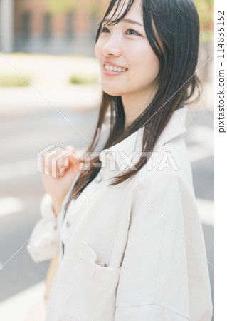 Young woman walking around the city 114835152