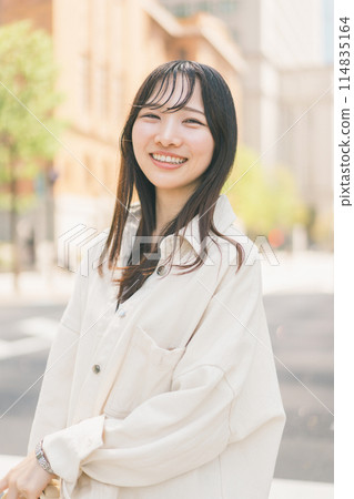 A young woman walking around the city on her day off 114835164
