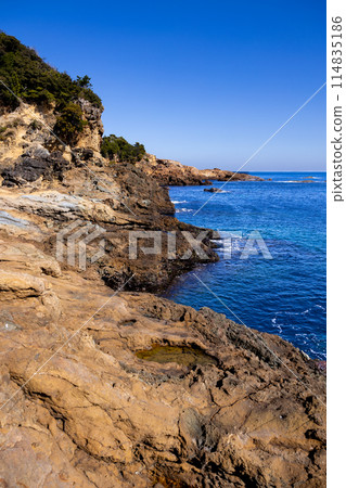 View of strange rock formations on Tsumekizaki Coast in Izu 114835186