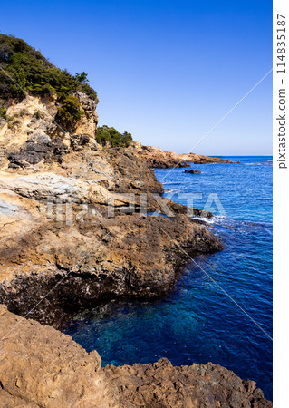 View of strange rock formations on Tsumekizaki Coast in Izu 114835187