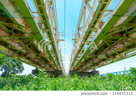 The track seen from below 114835313