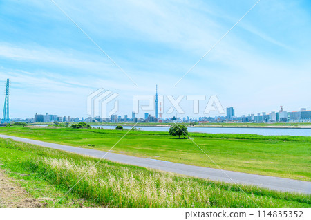 初夏的藍天和河床 114835352