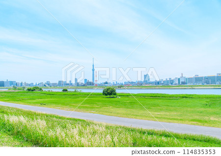 初夏的藍天和河床 114835353