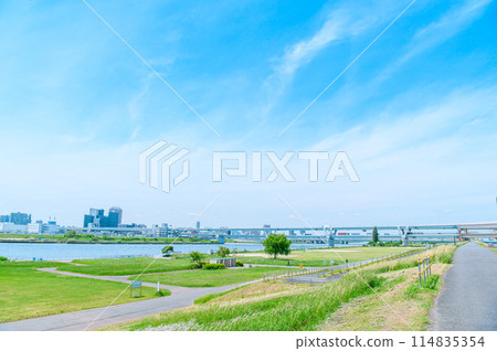 初夏的藍天和河床 114835354