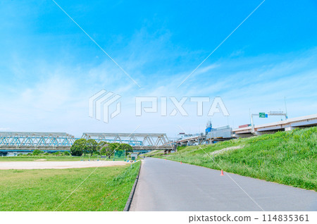 初夏的藍天和河床 114835361