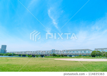 初夏的藍天和河床 114835363